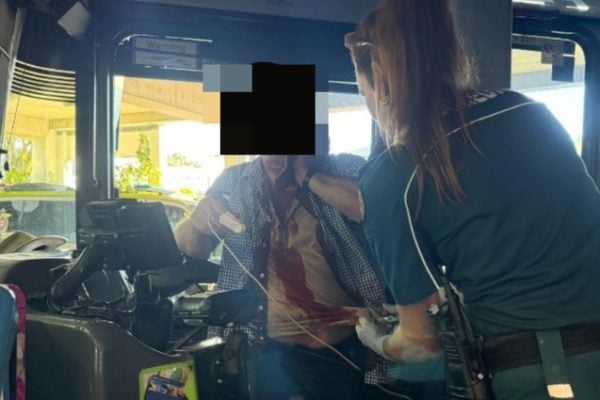 公交车司机颈部被刺