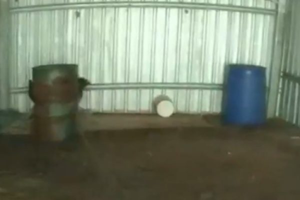 两男藏于破桶内