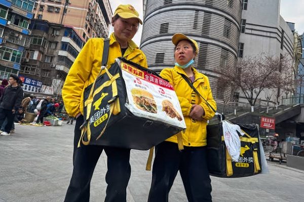 中国有越来越多年轻人，特别是外送员、网络直播主等逾40%的灵活就业人口，选择拒缴社保。（Cheng Xin/Getty Images）