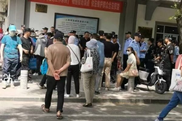 陜西西安市政府前连日来有数百名投资者聚集抗议，他们因「经纬国债」3月底爆雷而损失惨重，养老钱、救命钱等血本无归。（受访者提供／大纪元）