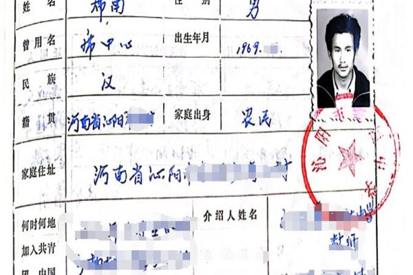 中国一名男子席男30多年前以为自己高考落榜，但其实是被人取走了他的录取通知书，冒名就读。（网络图片）