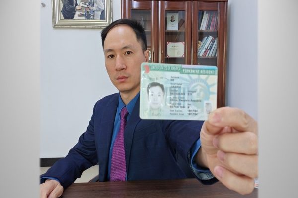 「基因狂人」贺建奎5月18日在X平台公开向习近平喊话，要求其归还护照。他还手持美国绿卡说，要去美国大使馆更新绿卡。（贺建奎X撷图）