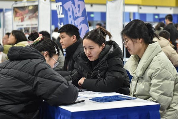 2025年3月3日，学生参加安徽合肥一所职业技术学校的招聘会。（STR/AFP via Getty Images）
