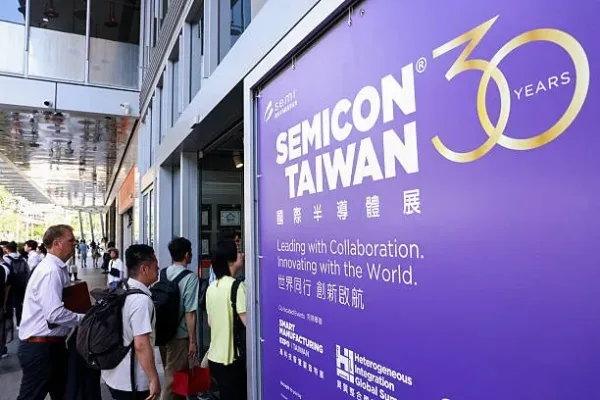 2025年9月10日，參觀者進入位於台北南港展覽館的台灣國際半導體展會場。（I-HWA CHENG/AFP via Getty Images）