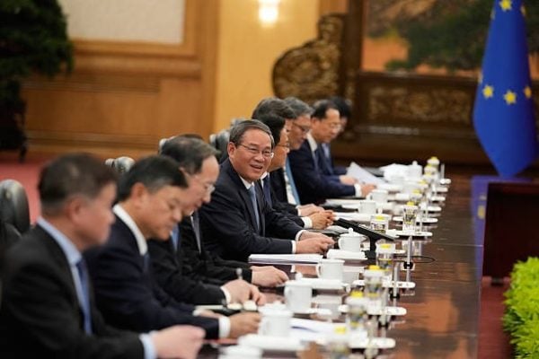 中共總理李強（中）於2025年7月24日在北京舉行的中歐峰會上向歐盟委員會主席馮德萊恩發表開幕致辭。（Mahesh Kumar A. - Pool/Getty Images）