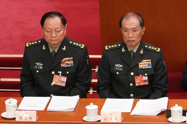 中共军委第一副主席张又侠（左）及军委副主席何卫东。数据图片。（Lintao Zhang/Getty Images）