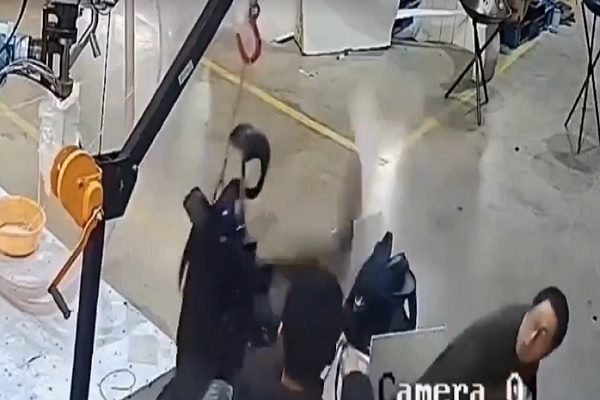 大陆国产机器人突然失控「打人」，操作员急忙逃离。（视频撷图）