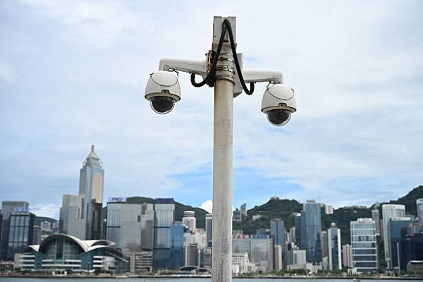 香港維多利亞港海濱沿線的閉路電視（CCTV）攝影機。（PETER PARKS/AFP via Getty Images）