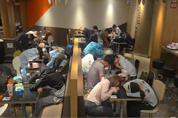 有香港市民在社交平台爆料，麦当劳有大批大陆游客霸占座位过夜。（网络图片）