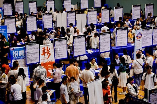 江苏省淮安市2024年6月2日举办一场招聘会。（STR/AFP via Getty Images）