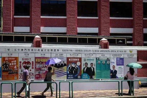 澳門紅街市外一張展示立法會選舉候選人的廣告看板。（EDUARDO LEAL/AFP via Getty Images）
