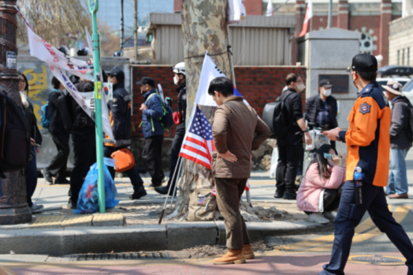 韓國憲法法院宣布罷免尹錫悅總統職務後，參加反對彈劾集會的市民們感到失落。（韓基民／大紀元）