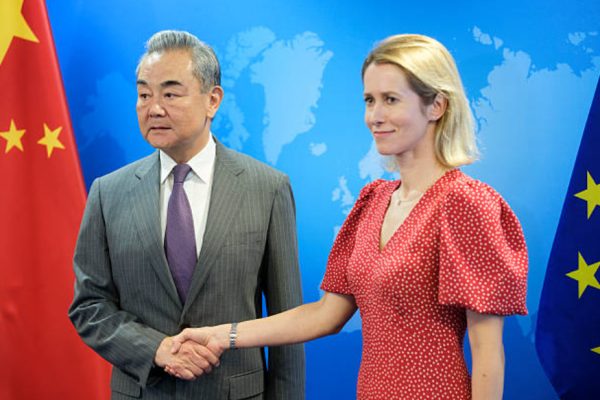 7月2日：中國外交部長、中共中央外事工作委員會辦公室主任王毅（左）在比利時布魯塞爾歐洲對外行動署（EEAS）總部三角大廈舉行雙邊會談前，受到歐盟委員會副主席、外交與安全政策高級代表卡婭・卡拉斯（右）的歡迎。(Photo by Thierry Monasse/Getty Images)