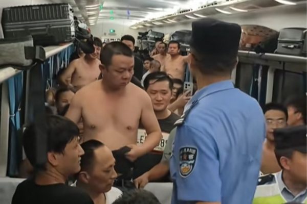 太热了，K1373次列车的乘客砸窗自救（视频截图）