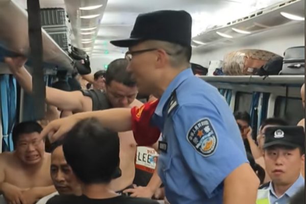K1373次旅列车事件（视频截图）