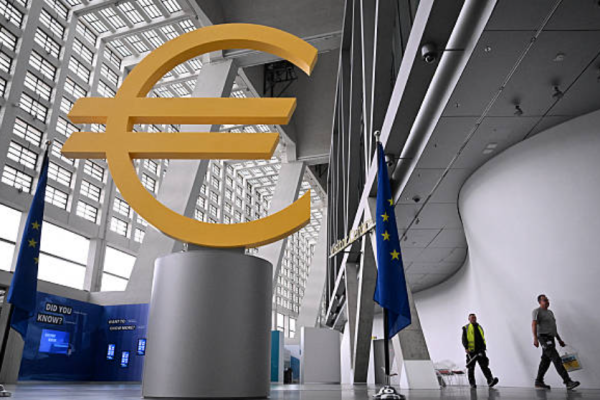 2025年6月5日，歐洲中央銀行（ECB）位於德國西部法蘭克福總部，工作人員走過訪客中心的歐元標誌，準備召開歐元區貨幣政策新聞發布會。(Photo by Kirill KUDRYAVTSEV/AFP)(Photo by KIRILL KUDRYAVTSEV/AFP via Getty Images)