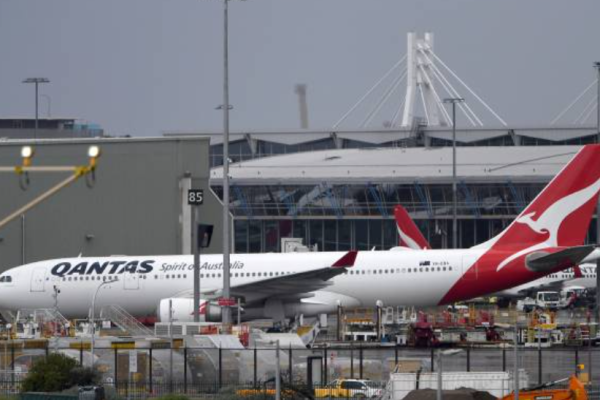 示意圖：一架澳航客機停泊在悉尼國際機場。(Photo by Muhammad FAROOQ/AFP)(Photo by MUHAMMAD FAROOQ/AFP via Getty Images)