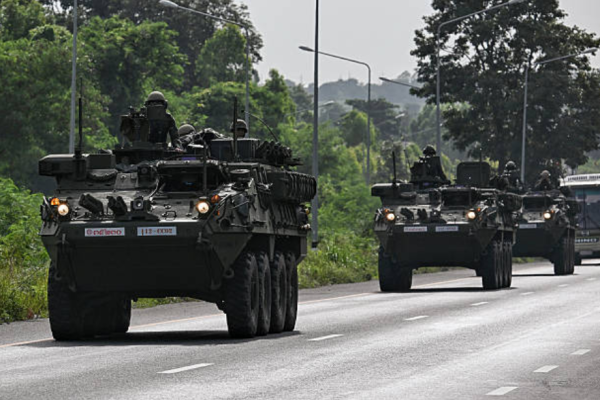 2025年7月24日，泰國皇家陸軍士兵乘坐裝甲車行駛在北柳府的一條道路上。7月24日，泰國對柬埔寨軍事目標發動空襲，柬埔寨則發射火箭彈和炮彈，造成至少11名平民死亡，兩國之間長期存在的邊界爭端急劇升級。 (Photo by Lillian SUWANRUMPHA / AFP) (Photo by LILLIAN SUWANRUMPHA/AFP via Getty Images)
