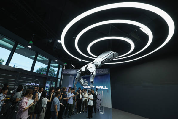 北京 - 2025年8月6日：參觀者在北京首家實體智能機器人4S店觀看機械臂。2025世界機器人大會將於8月8日至12日在北人亦創國際會展中心舉行。 (Photo by Lintao Zhang/Getty Images)