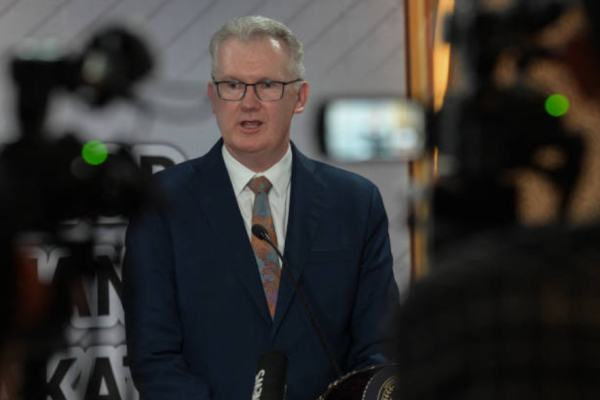 澳大利亞內政部長托尼·伯克 (Tony Burke) 。 (Photo by BAY ISMOYO / AFP) (Photo by BAY ISMOYO/AFP via Getty Images)