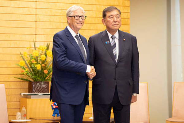 2025年8月19日，美國企業家、慈善家比爾·蓋茨（左）在東京首相官邸與日本首相石破茂會面握手。 (Photo by Stanislav Kogiku / POOL / AFP) (Photo by STANISLAV KOGIKU/POOL/AFP via Getty Images)