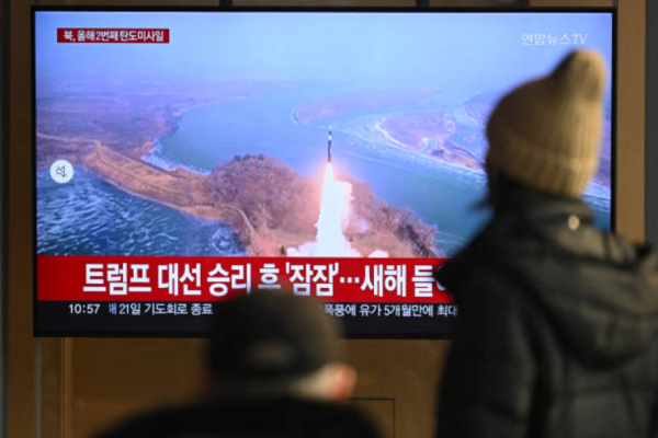 2025年1月14日，首爾一處火車站，人們觀看電視屏幕上播放的朝鮮導彈試驗新聞片段。韓國軍方稱，朝鮮于1月14日發射了數枚疑似短程彈道導彈。(Photo by JUNG YEON-JE / AFP) (Photo by JUNG YEON-JE/AFP via Getty Images)