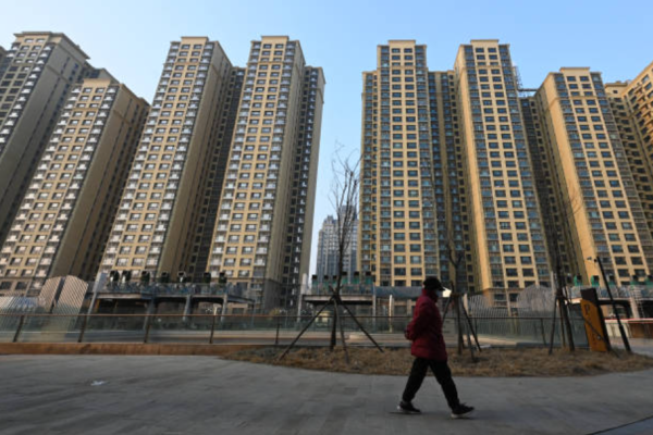 北京，一名女子走过恒大集团旗下的住宅小区——恒大府。(Photo by GREG BAKER / AFP) (Photo by GREG BAKER/AFP via Getty Images)