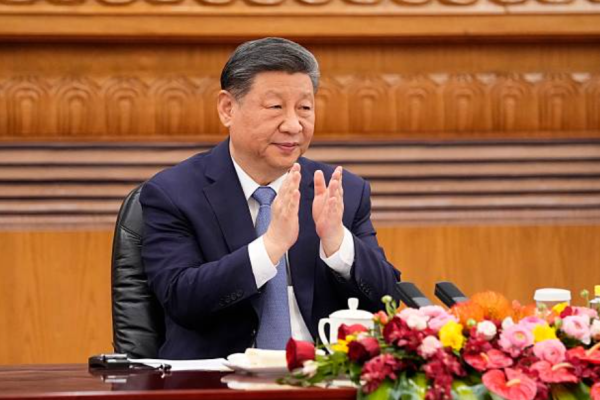 2025年3月28日：中国国家主席习近平在人民大会堂举行的国际商务会议上致辞。(Photo by Ken Ishii - Pool/Getty Images)