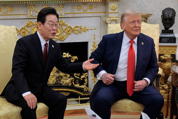 2025年8月25日：美國總統唐納德·特朗普（右）和韓國總統李在明在白宮橢圓形辦公室會晤前接受記者採訪。 (Photo by Chip Somodevilla/Getty Images)