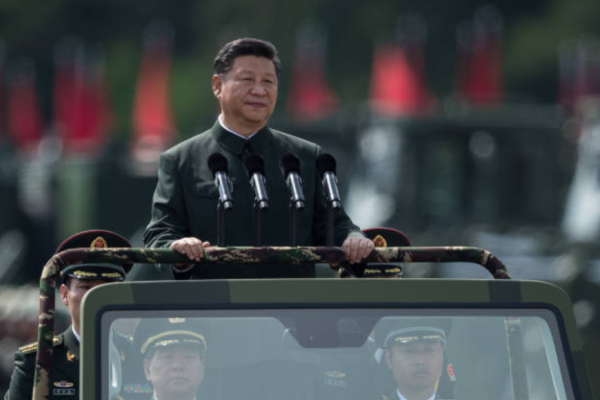 2017年6月30日，中国国家主席习近平在香港军营检阅解放军官兵。(Photo by DALE DE LA REY / AFP) (Photo by DALE DE LA REY/AFP via Getty Images)