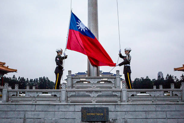 台北：仪仗队在台北中正纪念堂广场升起台湾国旗。 (Photo by Ulet Ifansasti/Getty Images)