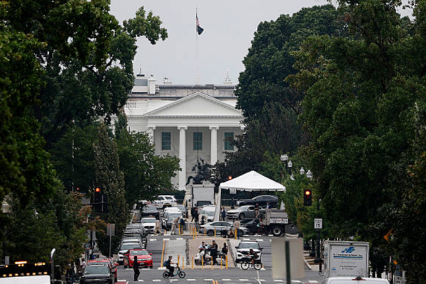 白宫附近设置了安全路障。 (Photo by Kevin Dietsch/Getty Images)