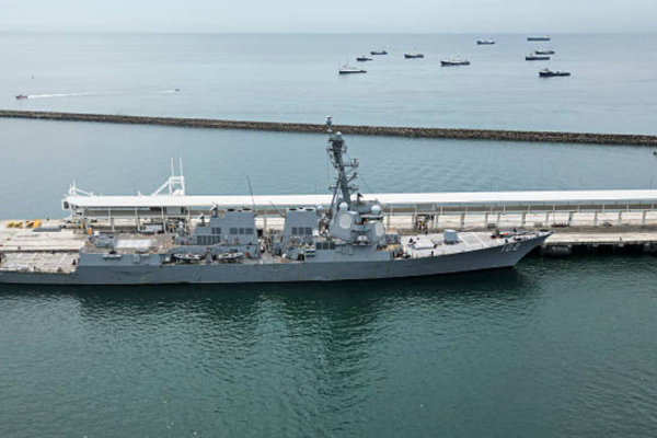 2025年9月2日，美国海军“桑普森”号驱逐舰（DDG 102）停靠在巴拿马城阿马多尔国际邮轮码头。委内瑞拉总统尼古拉斯·马杜罗于2025年9月1日表示，8艘美国军舰携带1200枚导弹瞄准委内瑞拉，并宣布委内瑞拉已进入“最高防卫准备状态”。(Photo by Martin BERNETTI / AFP) (Photo by MARTIN BERNETTI/AFP via Getty Images)