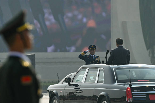 2025年9月3日，中国国家主席习近平（右）在北京天安门广场举行的纪念抗日战争胜利暨二战结束80周年阅兵式上，在检阅部队前接受军礼。 (Photo by Greg Baker / AFP) (Photo by GREG BAKER/AFP via Getty Images)