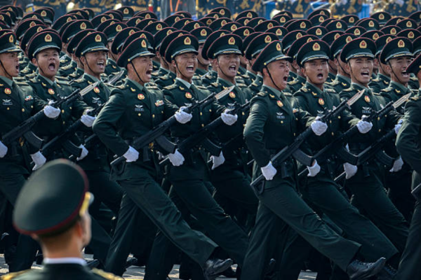 2025年9月3日，中国北京天安门广场，中国士兵列队参加纪念抗战胜利暨二战结束80周年的阅兵式。(Photo by Kevin Frayer/Getty Images)