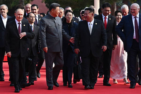 俄罗斯总统弗拉基米尔·普京与中国国家主席习近平、朝鲜领导人金正恩和白俄罗斯总统亚历山大·卢卡申科一起走在 2025 年 9 月 3 日在北京天安门广场举行的纪念抗日战争胜利暨二战结束80周年阅兵。 (Photo by Sergey Bobylev / POOL / AFP) (Photo by SERGEY BOBYLEV/POOL/AFP via Getty Images)