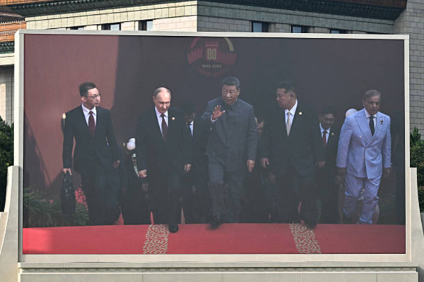 2025 年 9 月 3 日，中国国家主席习近平（中）与俄罗斯总统普京（中左）和朝鲜领导人金正恩（中右）一起在北京天安门广场参加抗日战争胜利暨二战结束 80 周年阅兵式。 (Photo by Pedro Pardo / AFP) (Photo by PEDRO PARDO/AFP via Getty Images)