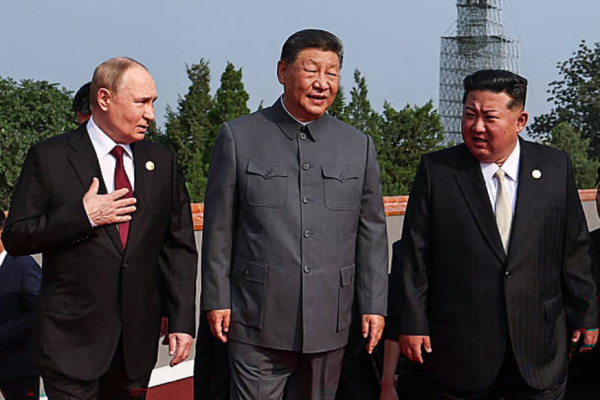 俄罗斯总统弗拉基米尔·普京与中国国家主席习近平和朝鲜领导人金正恩一起走在 2025 年 9 月 3 日在北京天安门广场举行的纪念抗日战争胜利和第二次世界大战结束 80 周年阅兵式之前。(Photo by Alexander KAZAKOV / POOL / AFP) (Photo by ALEXANDER KAZAKOV/POOL/AFP via Getty Images)