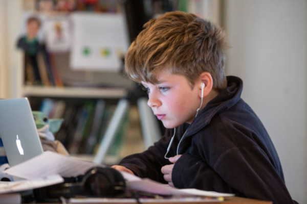 一名10歲男孩通過筆記本電腦在家繼續在線學習。 (Photo by Matt Cardy/Getty Images)