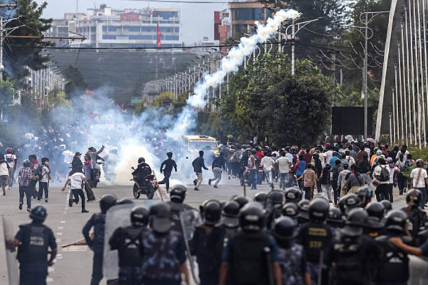 9月8日，尼泊尔警方开枪射击，造成至少17人死亡。当时，数千名年轻抗议者走上加德满都街头，要求政府解除社交媒体禁令并打击腐败。 (Photo by PRABIN RANABHAT / AFP) (Photo by PRABIN RANABHAT/AFP via Getty Images)