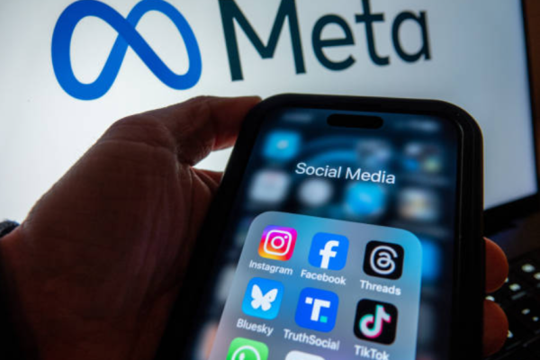 智能手机屏幕上分别显示了 Meta 旗下社交媒体应用 Instagram（左）、Facebook（中）和 Threads（右）的标志。(Photo by Anna Barclay/Getty Images)