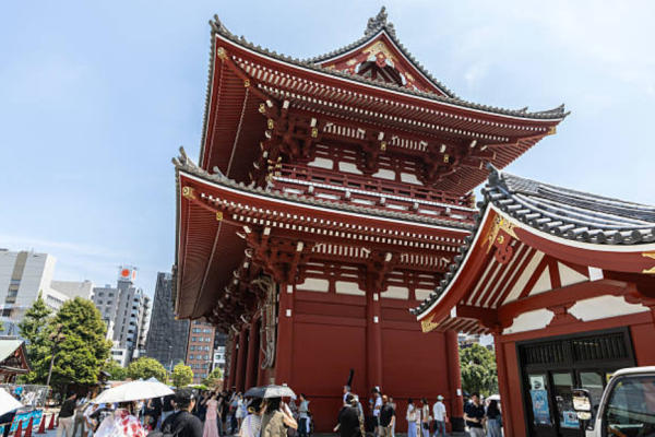 游客参观东京浅草寺。这座日本最古老的寺庙，供奉着观世音菩萨（Sho Kanzeon Bosatsu），象征着诸佛的慈悲。(Photo by Alfredo Martinez/Getty Images)