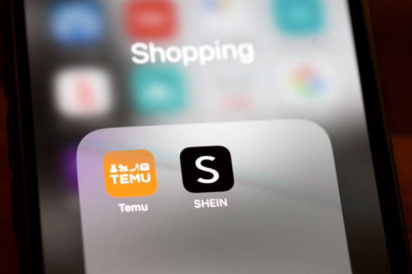 一部智能手机上显示中资公司Shein和Temu的应用程序。 (Photo Illustration by Justin Sullivan/Getty Images)