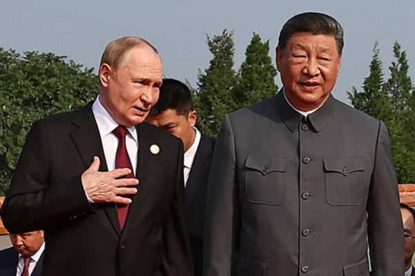 俄罗斯总统弗拉基米尔·普京（左）与中国国家主席习近平一起，走在2025年9月3日在北京天安门广场举行的纪念抗日战争胜利暨二战结束80周年阅兵式 。(Photo by Alexander KAZAKOV / POOL / AFP) (Photo by ALEXANDER KAZAKOV/POOL/AFP via Getty Images)