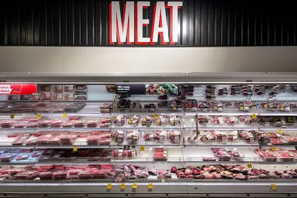 悉尼一家超市摆放着待售的澳大利亚牛肉产品。 (Photo by DAVID GRAY / AFP) (Photo by DAVID GRAY/AFP via Getty Images)