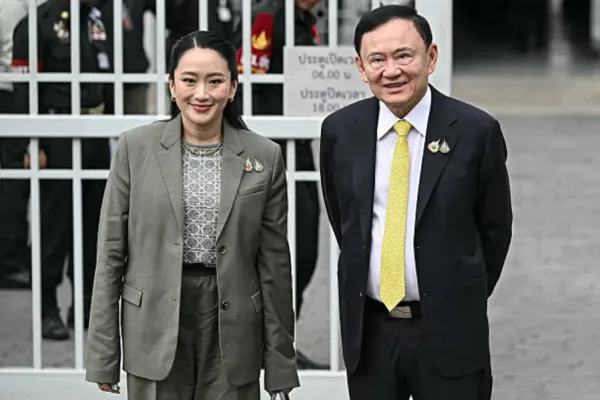 2025年9月9日，泰国前总理他信·西那瓦携其女、泰国被解职总理帕东丹·西那瓦抵达曼谷最高法院，等待最高法院就他信2023年的刑期是否合理服刑做出裁决。(Photo by Lillian SUWANRUMPHA / AFP) (Photo by LILLIAN SUWANRUMPHA/AFP via Getty Images)