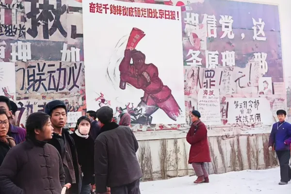 1967年2月，在「無產階級文化大革命」期間，一小群中國青年走過北京市中心的幾塊「大字報」（革命標語牌）。(Photo credit should read JEAN VINCENT/AFP via Getty Images)