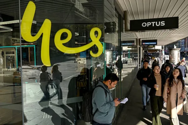 2025年9月22日，人们路过墨尔本一家澳大利亚通讯公司Optus的门店。9月20日，澳大利亚政府表示，Optus网络中断导致三人死亡，无法拨打紧急服务电话，导致“澳大利亚人民失望”。 (Photo by William WEST / AFP) (Photo by WILLIAM WEST/AFP via Getty Images)