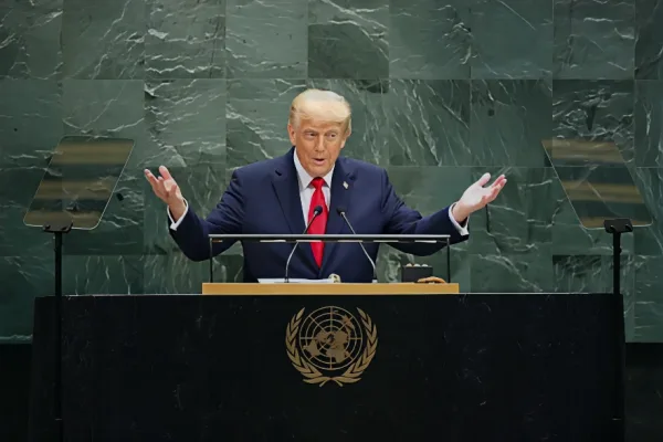2025年9月23日：美国总统唐纳德·特朗普在纽约联合国总部举行的联合国大会（UNGA）上发表讲话。世界各国领导人齐聚第80届联合国大会，今年的主题是“携手共进：为和平、发展与人权奋斗80年及更久”。(Photo by Michael M. Santiago/Getty Images)