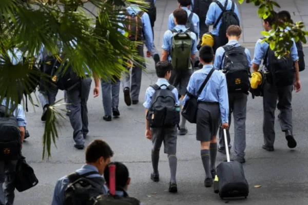 学生们在澳大利亚悉尼的中央商务区（CBD）穿行。(Photo by Lisa Maree Williams/Getty Images)